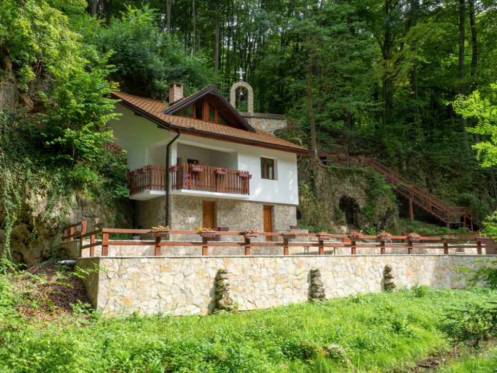 VERNICI HRLE U OVAJ MANASTIR! U crkvi se čuvaju netruležne mošti dvojice svetitelja, za koje se veruje da čine čuda (FOTO/VIDEO)