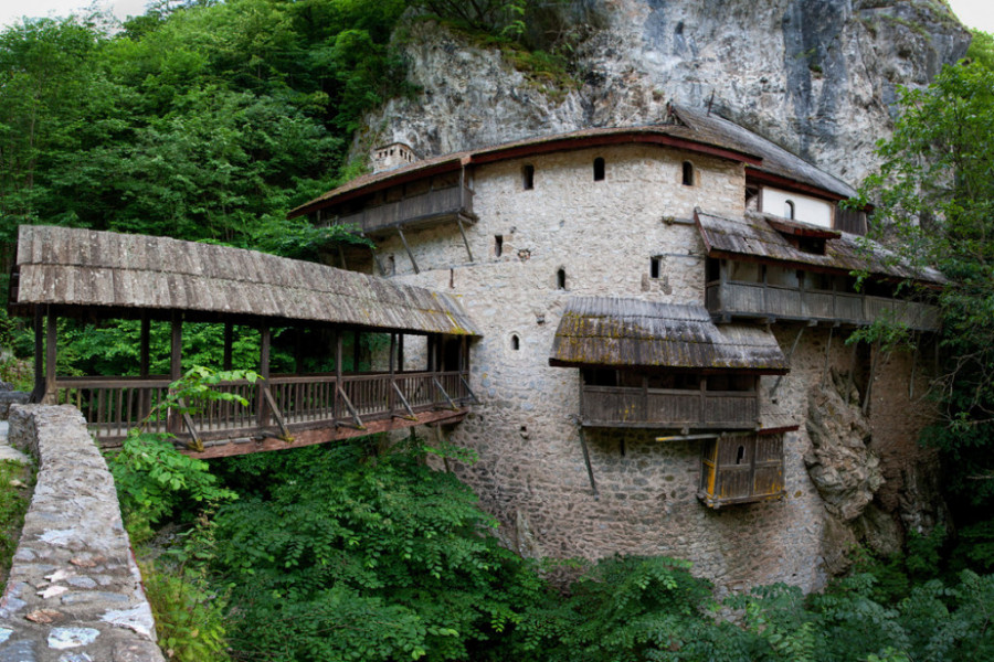 POD KROVOM "SRPSKOG OSTROGA" Voda koja izvire iz jedne od manastirskih pećina, kako se priča, leči očne i druge bolesti (FOTO/VIDEO)