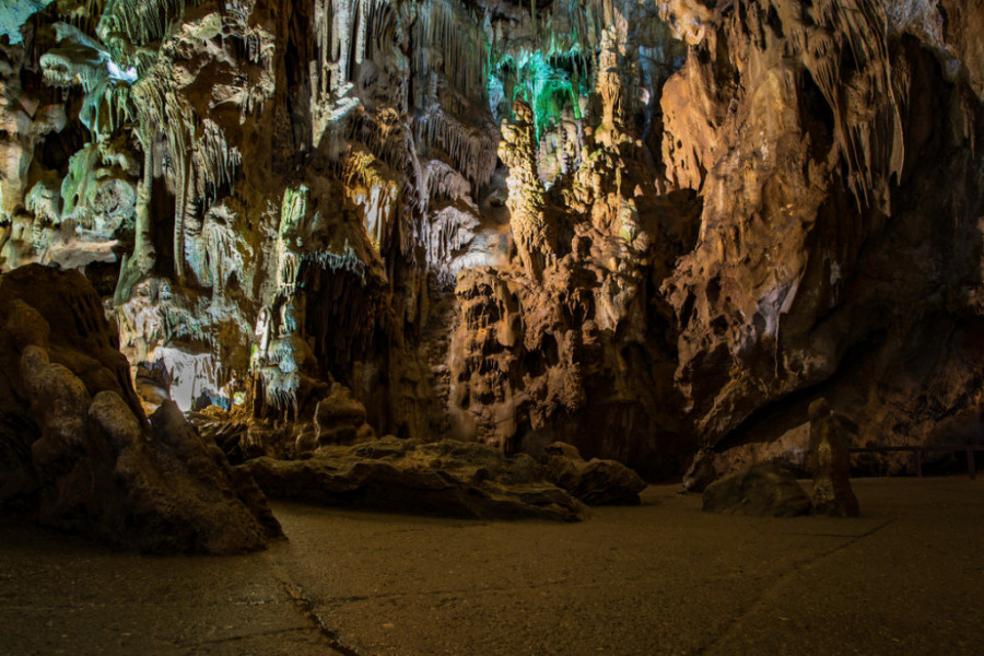 U NJOJ JE NETAKNUTA PRIRODA STARA BAR 250 GODINA Resavska pećina – nekada nepoznata jama