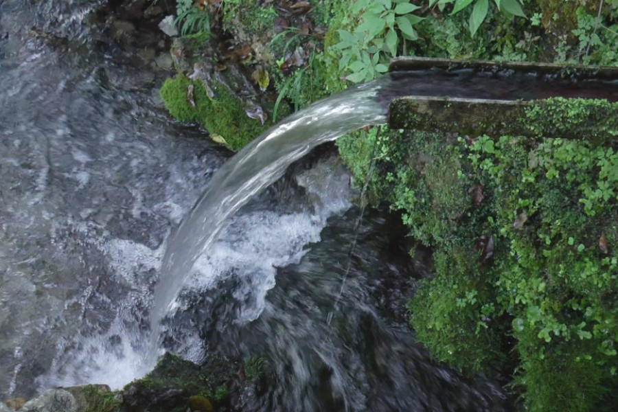 OVAJ IZVOR VEKOVIMA POSEĆUJU NEROTKINJE U davna vremena kad nije bilo apoteka, Račani su trgovcima prodavali ovu vodu koja je karavanom stizala čak do Azije (FOTO/VIDEO)