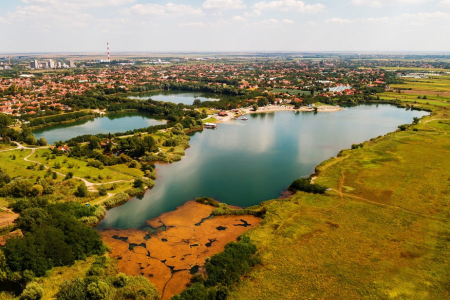 RAJ ZA ODMOR I BEG U PRIRODU Jezero koje pleni lepotom, idealno za ribolov i šetnju (FOTO)