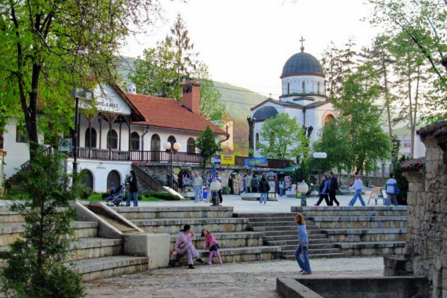 SRPSKA BANJA OBARA SVE REKORDE Lekovita voda, dva jezera i četiri planine - posetite mesto gde su boravili Ivo Andrić i Branislav Nušić (FOTO)