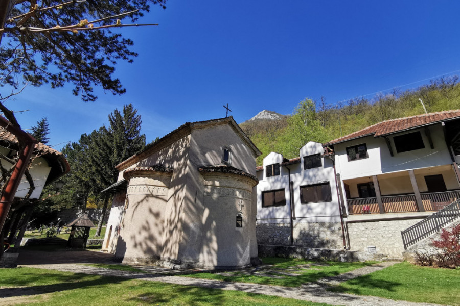 SRPSKA SVETINJA KOJA ODOLEVA VEKOVIMA Kandilo u manastiru Nikolje nikada se nije gasilo, a poznat je i po svetom boru (FOTO/VIDEO)