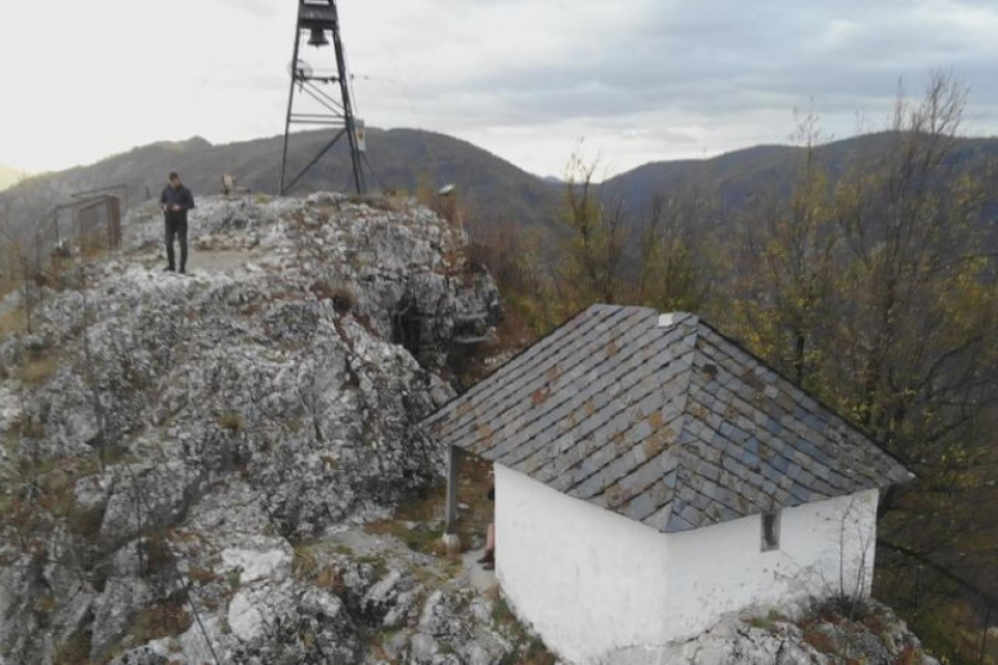 NAJMANJA CRKVA U SRBIJI ALI VELIKA SVETINJA Prema narodnom verovanju, onaj ko je grešan ne bi trebalo da se upusti u ovu avanturu! (FOTO/VIDEO)