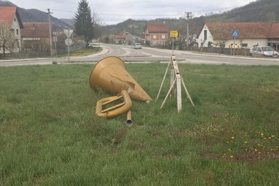 PODIGLA SE KAO FENIKS IZ PEPELA Simbol Dragačeva opet sija, na ulazu u Guču postavljena nova zlatna truba da dočeka saboraše (FOTO/VIDEO)