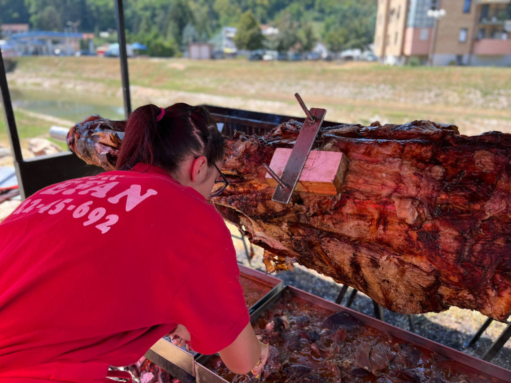 KO GA PROBA KAŽE, VREDI SVAKI DINAR Ljubitelji dobrog zalogaja ne žale para za ovaj delikates (FOTO/VIDEO)