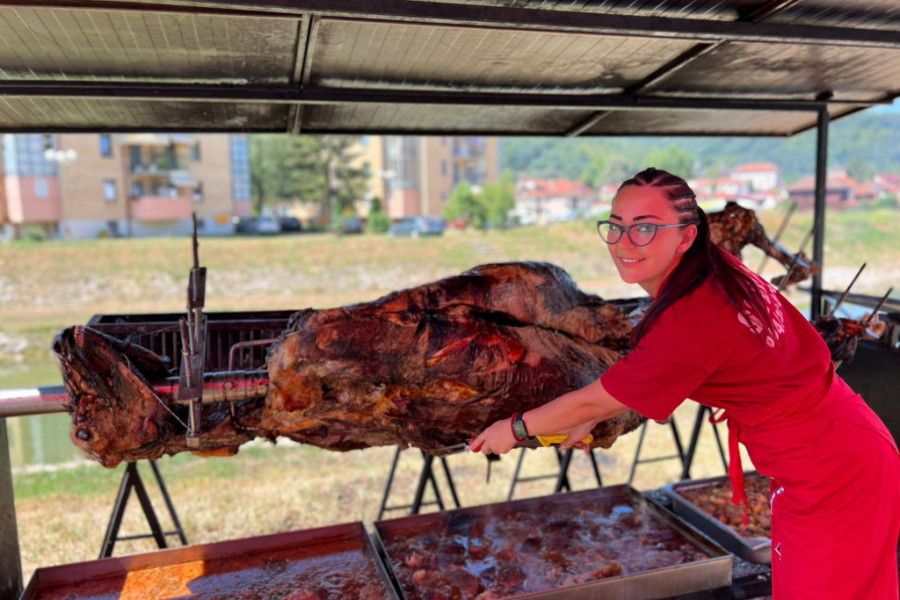 KO GA PROBA KAŽE, VREDI SVAKI DINAR Ljubitelji dobrog zalogaja ne žale para za ovaj delikates (FOTO/VIDEO)