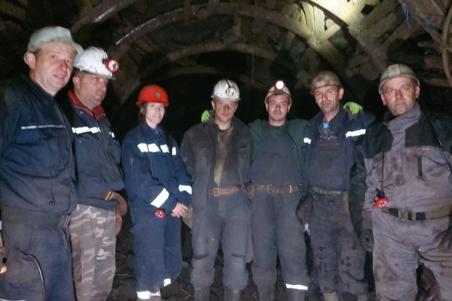 TEŽAK POSAO OBAVLJA SA OSMEHOM NA LICU Dušica zarađuje hleb sa sedam kora i kroz blatnjave hodnike silazi u duboku jamu (FOTO/VIDEO)