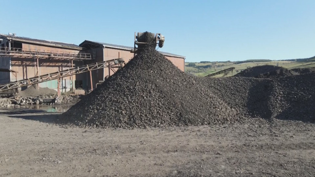 TEŽAK POSAO OBAVLJA SA OSMEHOM NA LICU Dušica zarađuje hleb sa sedam kora i kroz blatnjave hodnike silazi u duboku jamu (FOTO/VIDEO)