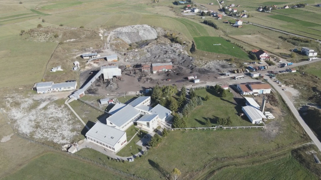 TEŽAK POSAO OBAVLJA SA OSMEHOM NA LICU Dušica zarađuje hleb sa sedam kora i kroz blatnjave hodnike silazi u duboku jamu (FOTO/VIDEO)