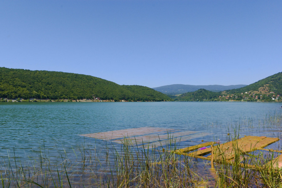 SRPSKO JEZERO KOJE JE IDEALNA ZAMENA ZA MORE nalazi se u blizini jedne od naših najlepših banja: Pitomo, bistro i mirno - savršeno za celodnevna letnja uživanja