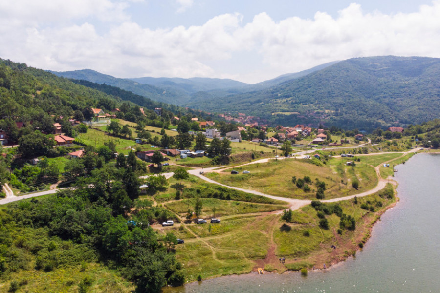 SRPSKO JEZERO KOJE JE IDEALNA ZAMENA ZA MORE nalazi se u blizini jedne od naših najlepših banja: Pitomo, bistro i mirno - savršeno za celodnevna letnja uživanja