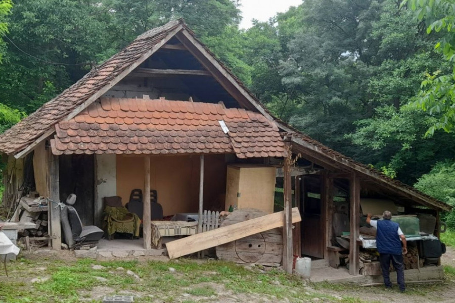 NEVEROVATNO VEROVANJE KOD SRBA Deca koja ne mogu lako da progovore piju vodu sa ove vodenice potočare (FOTO)