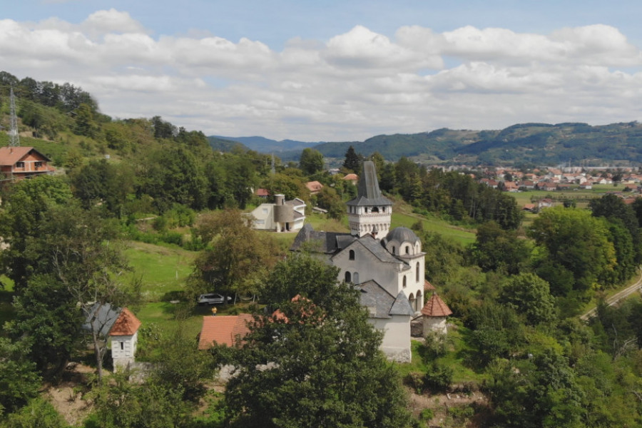 MNOGI MISLE DA JE OVO CRKVA Misteriozni dvorac na brdu iznad reke Rzav godinama unazad oduzima dah (FOTO)