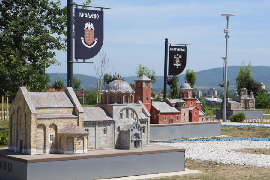 NEVEROVATNI PARK U KRUŠEVCU Najlepše crkve i manastri izgrađeni u minijaturnom obliku nesvakidašnja su atrakcija ovog grada! (FOTO)