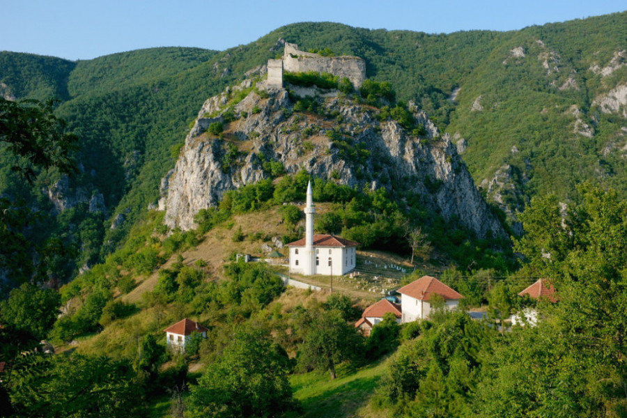 DŽAMIJA ISPOD DREVNE SRPSKE TVRĐAVE Mesto gde se nalazi jedan od najstarijih i najočuvanijih Kur’ana na Balkanu (FOTO)