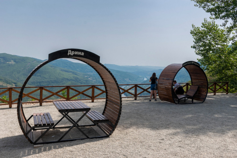 PRELEPO ZDANJE NA SRPSKOJ LEPOTICI Planina Tara je dobila još jedan veličanstven vidikovac, pogled koji doseže do BiH
