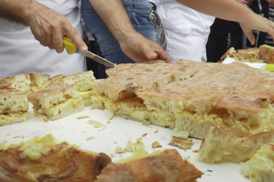 DŽINOVSKA KOMPLET LEPINJA Užički pekari napravili čuveni srpski specijalitet za Ginisa, sve se pojelo brzinom svetlosti (FOTO)