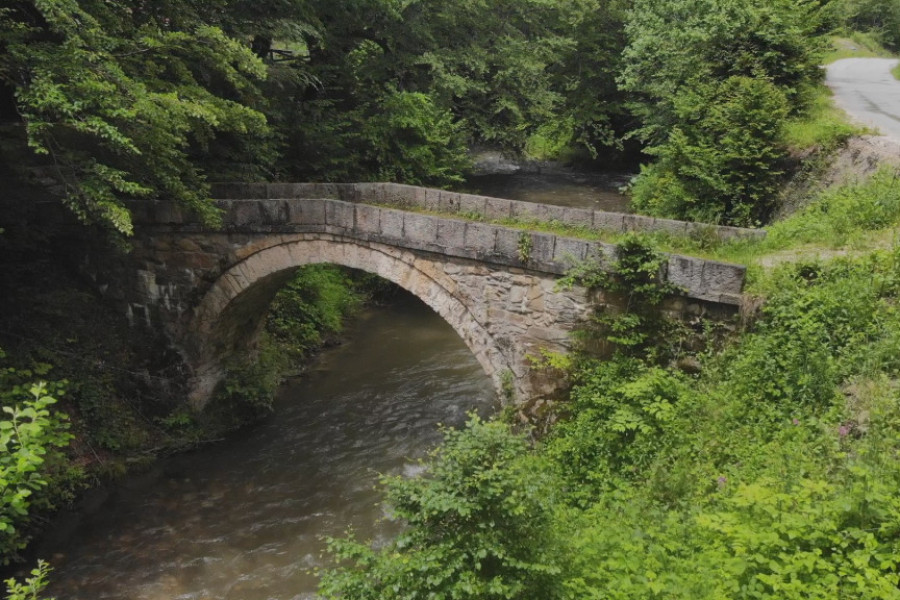 PRIZOR IZ BAJKE U PODNOŽIJU SRPSKE PLANINE Lučni kameni most na reci Moravici izgrađen pre više od šest vekova, hrabro odoleva zubu vremena (FOTO)