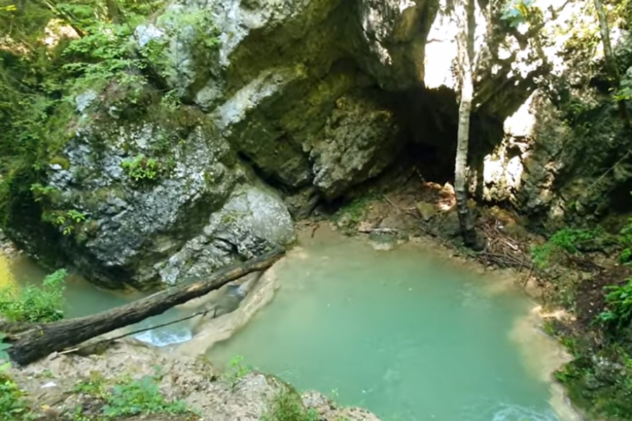 RETKA I ATRAKTIVNA PRIRODNA POJAVA Ovaj ušuškani mali raj formiraju bigrene kade ili bazeni sa malim slapovima (FOTO/VIDEO)