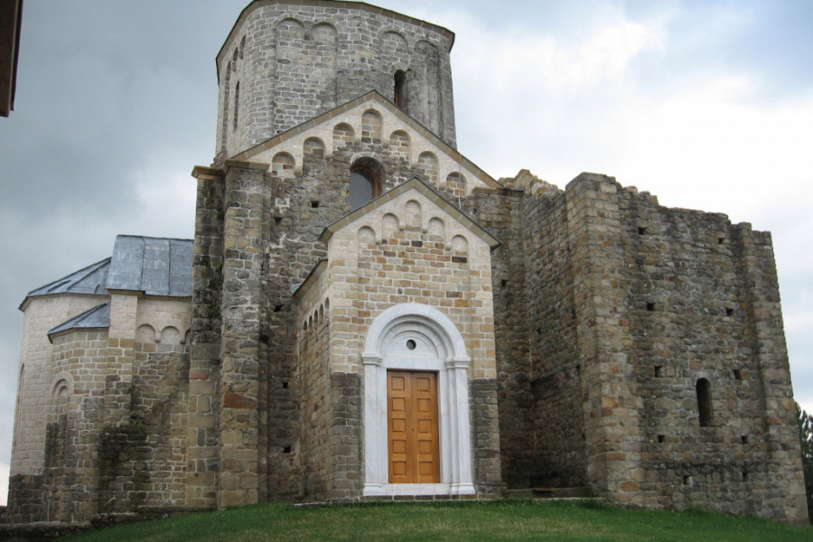 Dok  je bio zatočen u pećini, Stefan Nemanja se zavetovao svecu da će izgraditi manastir i stvorio je ĐURĐEVE STUPOVE