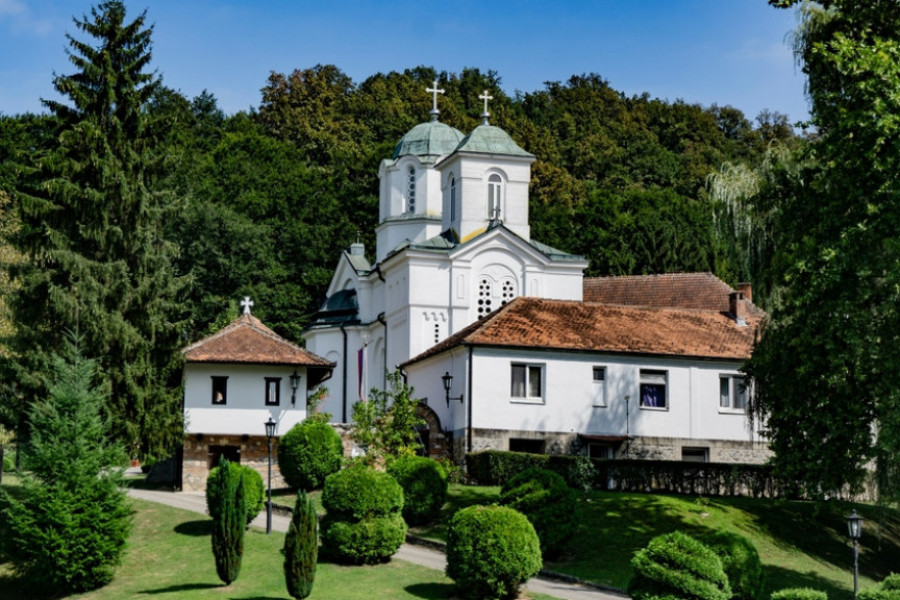 SVETINJA KOJU SU OSNOVALE SESTRE MILOŠA OBILIĆA Neverovatna legenda vezuje se za ovaj prelepi manastir u Srbiji!