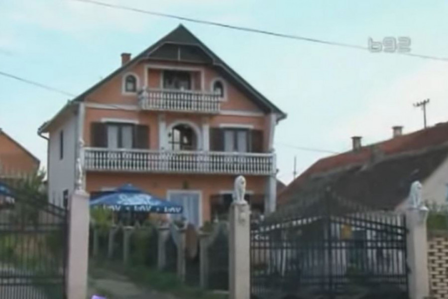 VILA DO VILE, A NIKOGA U NJIMA Gastarbajtersko selo u Srbiji slika raskoši, ali i pustoši