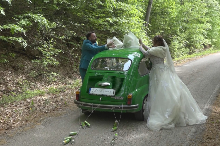 UMESTO RASKOŠNIH LIMUZINA, "FIĆA" ZA SVADBU Za njega se kaže da ima dušu, auto koji je ušao u legendu (FOTO/VIDEO)