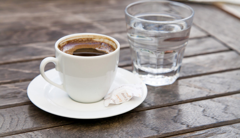 SIGURNO STE SE NEKADA ZAPITALI Zašto se uz kafu uvek služi čaša vode?