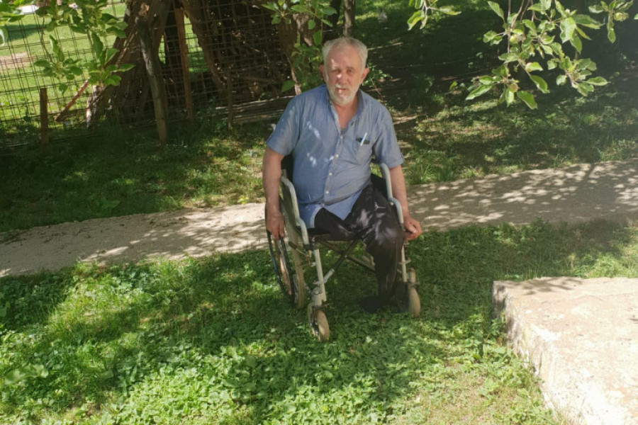 ZBOG SVOJE PORODICE HODA NA RUKAMA! Kada posustanete u životu, setite se ove priče (FOTO/VIDEO)