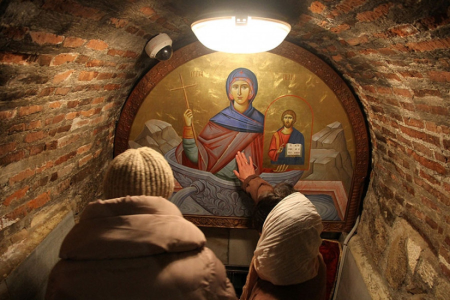 UKAZALA JOJ SE SVETA PETKA NA PANJU Vekovima se veruje da žena sa crnim plaštom donosi spas