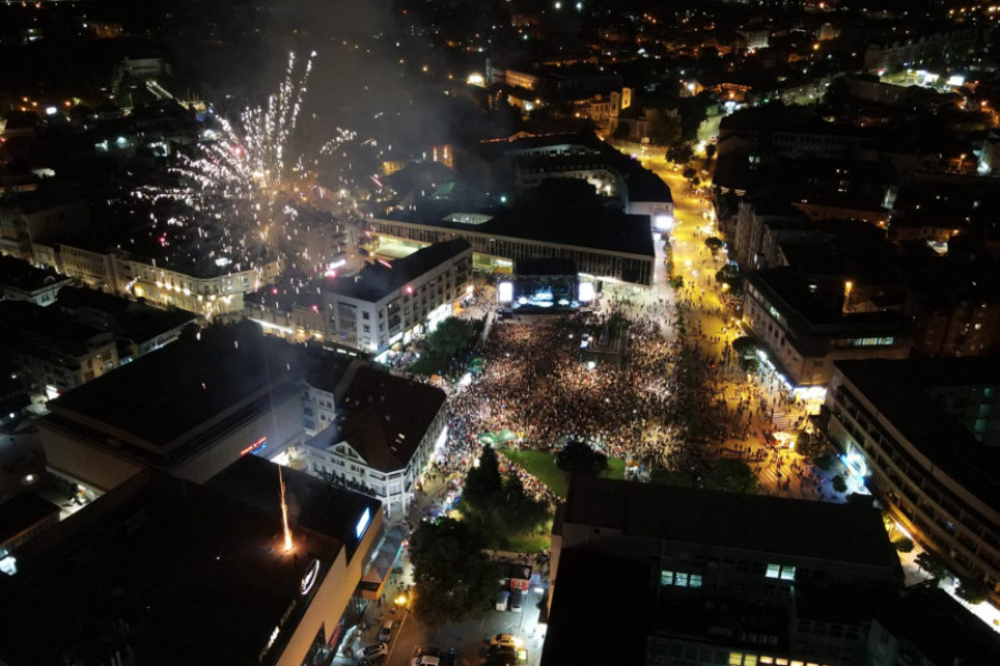 A U ČAČKU, KONCERT DECENIJE Čuvena kragujevačka rok grupa SMAK na Gradskom trgu napravila šou (FOTO/VIDEO)