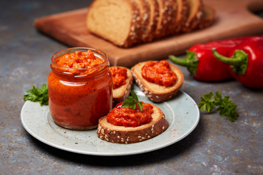 KAVIJAR NA SRPSKI NAČIN Za dovitljive, ajvar, može se koristiti kao zamena za kečap (FOTO/VIDEO)