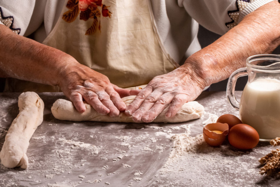 25 TAJNI KOJE SE PRENOSE SA KOLENA NA KOLENO Ako su vas bake i mame učile da kuvate, onda sigurno znate neke od ovih trikova u kuhinji