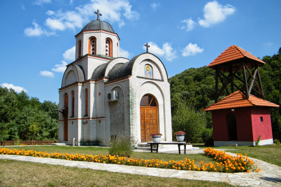 U OVOJ SVETINJI ČUDA SE DEŠAVAJU SVAKODNEVNO Neverovatna isceliteljska moć moštiju privlači sve više turista!