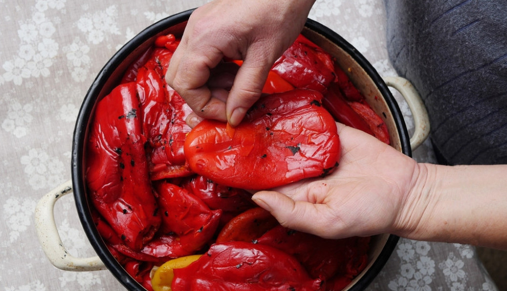 JEDNOSTAVNA PRIPREMA PO TRADICIONALNOM RECEPTU Pravo je vreme za peglanu papriku, ovako su je spremale naše bake i mame