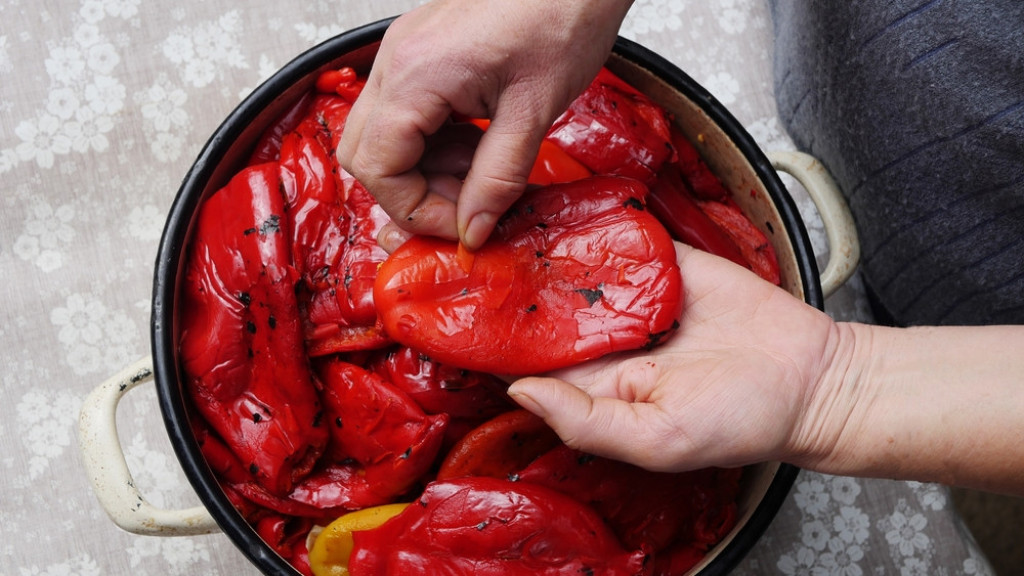 JEDNOSTAVNA PRIPREMA PO TRADICIONALNOM RECEPTU Pravo je vreme za peglanu papriku, ovako su je spremale naše bake i mame