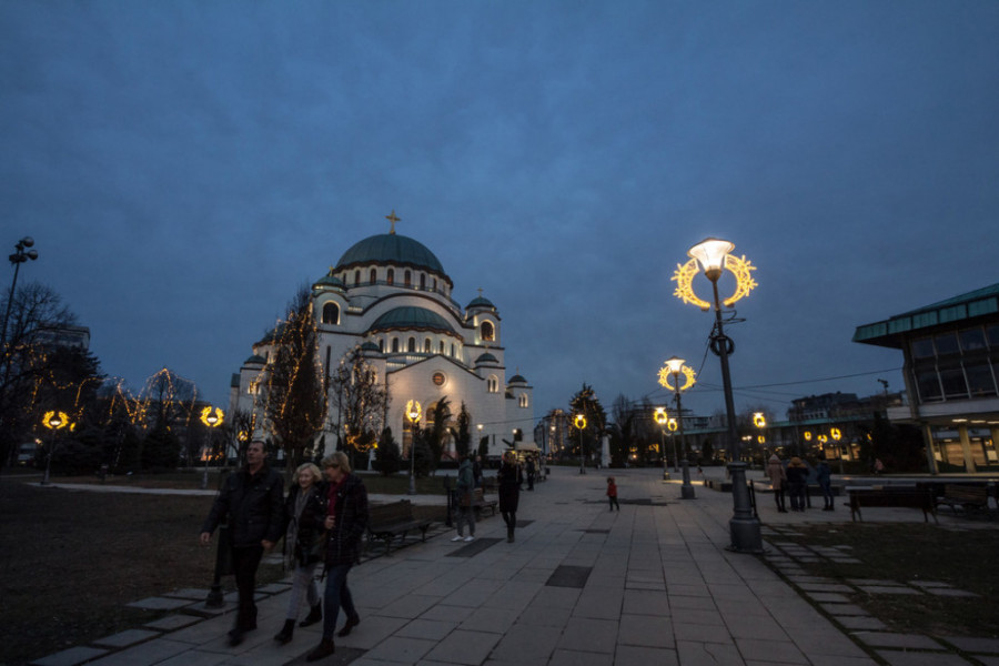 MEHANIČKA RADNJA ILI ZNAK POŠTOVANJA Da li je hrišćanski čin ili greh krstiti se pred hramom? (FOTO/VIDEO)