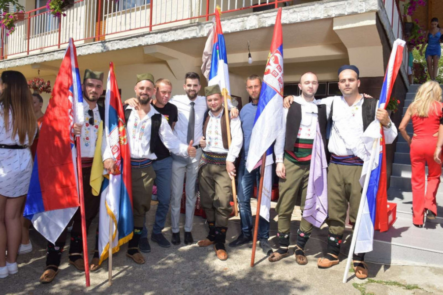 MLADA U SUZAMA RADOSNICAMA DOČEKALA SVATOVE Čak pet barjaktara u narodnim nošnjama došlo je po Jovanu (FOTO/VIDEO)