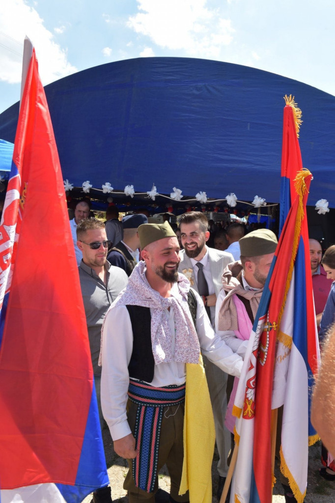 MLADA U SUZAMA RADOSNICAMA DOČEKALA SVATOVE Čak pet barjaktara u narodnim nošnjama došlo je po Jovanu (FOTO/VIDEO)