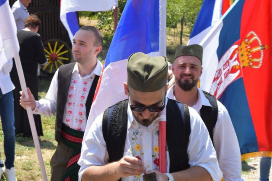 MLADA U SUZAMA RADOSNICAMA DOČEKALA SVATOVE Čak pet barjaktara u narodnim nošnjama došlo je po Jovanu (FOTO/VIDEO)