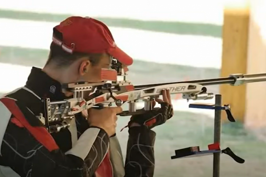 VRHUNSKI SPORTISTA KOJI SE NE BOJI DA POTEGNE Osim što pogađa pravo u metu, OSVAJA I SRCA (FOTO/VIDEO)