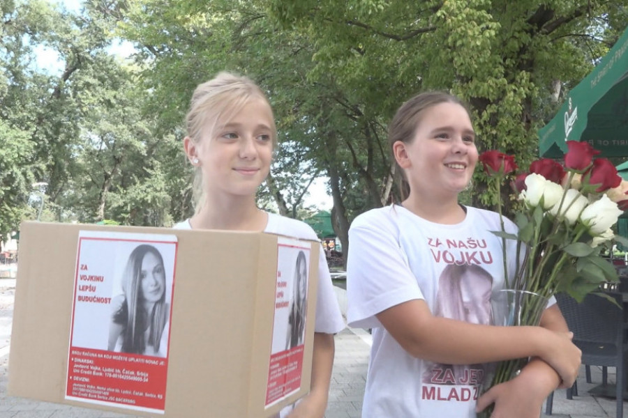 HVALA BOGU DA IMA OVAKVE DECE  Dve devojčice iz Čačka čitav svoj letnji raspust provele prodavajući ruže kako bi pomogle bolesnoj Vojci