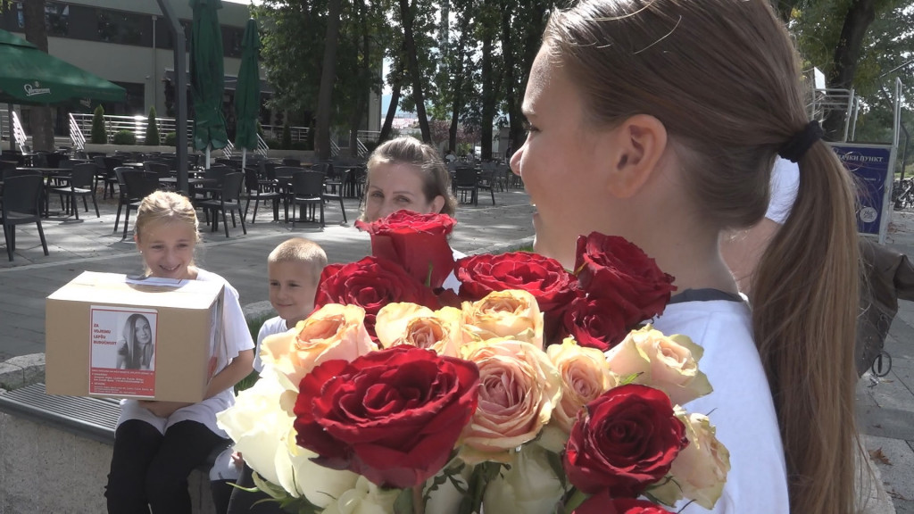 HVALA BOGU DA IMA OVAKVE DECE  Dve devojčice iz Čačka čitav svoj letnji raspust provele prodavajući ruže kako bi pomogle bolesnoj Vojci