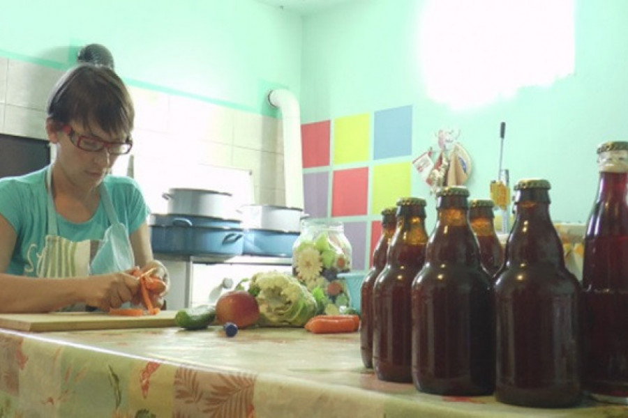 NAJKREATIVNIJA ZIMNICA U SRBIJI Da li ste nekada voće i povrće stavljali u istu teglu? (FOTO/VIDEO)