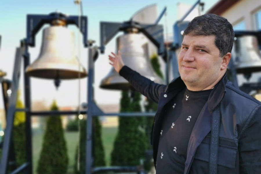 VERUJUĆI NAROD LIJE "SVETSKA" ZVONA Nijedan instrument na svetu ne proizvodi takve vibracije (FOTO/VIDEO)