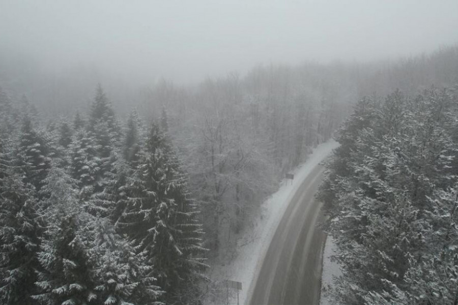 MEŠTANI NAVIKLI NA SUROVE USLOVE I KUPUJU NAMIRNICE MESECIMA UNAPRED Na srpskoj planini još uvek ima snega za izvoz a sudeći po količini zadržaće se sve do Đurđevdana