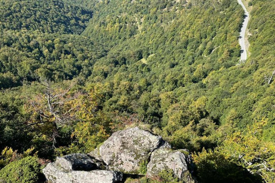 SKRIVENO ZLATO POPA MARTINA KRIJE SE NA STAROJ PLANINI Solju i svećom su se zakleli da nikome neće reči gde je ovo mesto