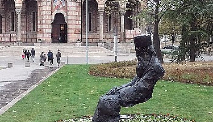 SPOMENIK VELIKANU NAŠEG VREMENA Izazvao je polemike oko orijentacije i izgleda same skulpture (FOTO/VIDEO)