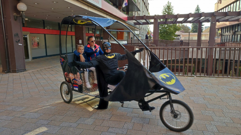 HUMANO SRCE U OBLIKU BETMENA Neobični Betmobil na ulicama Čačka prevozi mališane (FOTO/VIDEO)